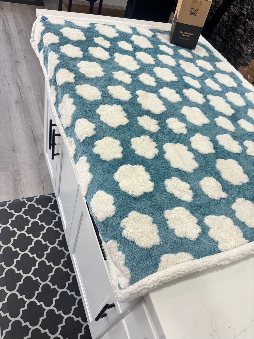 WATERPROOF BLUE CLOUDS PET BLANKET BEDSURE